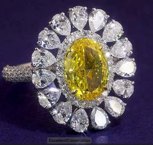 महिलाओं की सगाई के उपहार के लिए बढ़िया आभूषण ग्लैम गोल्ड प्लेटेड लक्जरी भव्य फूल ओवल कट पीला लैब विकसित हीरे कॉकटेल अंगूठी
