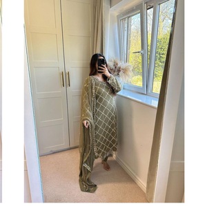 Ensemble de costume et de pantalon en fausse georgette fantaisie au design luxueux avec détails brodés de paillettes complexes. - Product Image 1