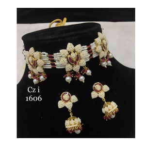 Conjunto de collar de moissanita Kundan indio real con pendientes a juego y Tikka para ropa nupcial y festiva a la venta - Product Image 1