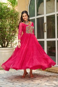 Último Diseño de Salwar Kameez Tradicional con Estampado Leheriya en Georgette Pesado con Trabajo de Espejo para Fiesta - Product Image 3