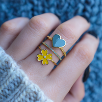 Bague en émail avec trois cœurs rouges et bande plaquée or 18 carats pour femme, bijou de doigt décontracté pour tous les jours