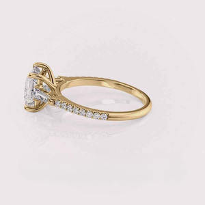 Bague solitaire en diamant de laboratoire taille princesse, or jaune/rose et blanc 18 carats, pavé, sertissage cathédrale - Product Image 2