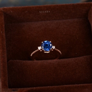 Anillo de compromiso de zafiro solitario Anillo de tres piedras Anillo de plata 925 de zafiro azul cultivado en laboratorio de corte redondo de 7 mm Hecho a mano en la India - Product Image 5