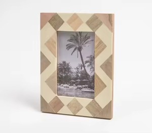 Cadre photo rectangulaire en bois élégant, design vintage, décoration intérieure intemporelle pour photos et souvenirs, à poser au mur ou sur une table - Product Image 6