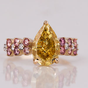 Luxueuse bague de fiançailles en or 18KT double diamant jaune poire coupe laboratoire créé avec pavé de réglage style classique-cadeau pour femme - Product Image 1