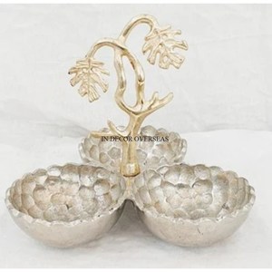 Más demandado Último patrón Llegada Calidad Premium Metal Plata Acabado Textura martillada 3 compartimentos Tazón para servir frutas secas - Product Image 1