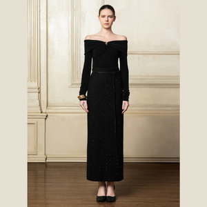 Elaborado con tela flexible de punto brillante, el top de punto GWEN ofrece un aspecto elegante con hombros descubiertos y detalles modernos - Product Image 3