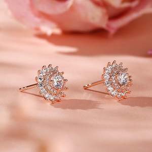 Boucles d'oreilles clous Jeulia Vintage Double Halo avec diamants ronds en or 14 carats - Product Image 6