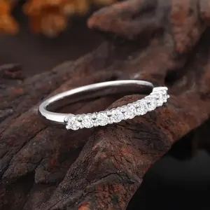 Anillo de diamantes de forma redonda único con diseño exclusivo para su regalo especial - Product Image 1