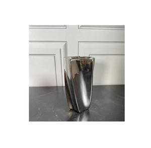 Vase décoratif artistique en métal pour les amateurs de design d'intérieur vintage et les professionnels du style intérieur - Product Image 2