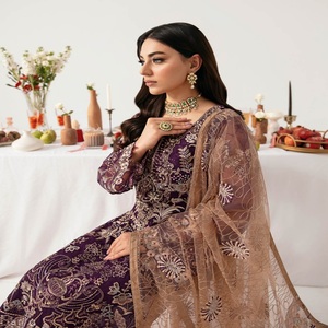 Vestidos de Panjabi paquistaníes bordados de Organza para mujer en trajes de tres piezas de Organza Diseñadores paquistaníes de Ramsha Vol 2017 - Product Image 3