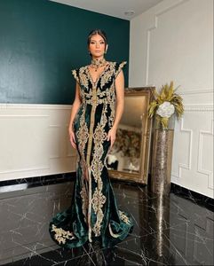 BELLE DESIGNER ZARI BRODERIE SUR ROBE CAFTAN VERT FONCÉ AVEC PERLES DE VERRE EN CRISTAL ORNÉ, PIERRE, PERLES, DABKA WORK @ 2024 - Product Image 1