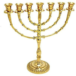 Décoration intérieure Candélabre en métal doré avec finition polie Chandelier traditionnel à 7 branches en laiton Menorah Bougeoir en vente - Product Image 6