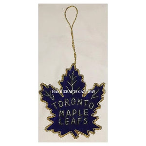 Adorno Colgante con Diseño de Hoja y Bordado Dorado Zari para Regalos Navideños y Decoración del Hogar - Product Image 1