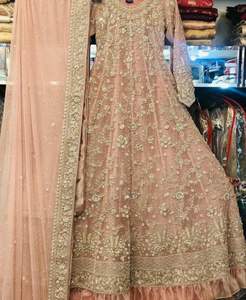 Robe de mariée de longueur de plancher brodée à la mode avec des perles de verre de cristal Dupatta travail vêtements de mariage 2025 - Product Image 1