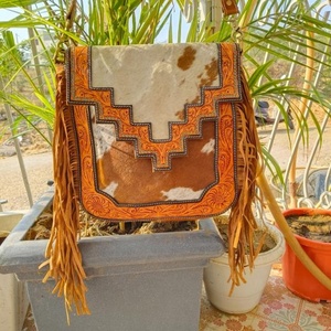 LW Sac à main en cuir à franges en fourrure de léopard Sac en cuir à pampilles en vente - Product Image 1