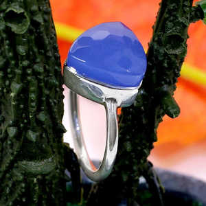Bague en calcédoine bleue Trillion, argent sterling 925, fabrication artisanale, bijoux fins, sertissage invisible, motif géométrique, placage rhodium - Product Image 1