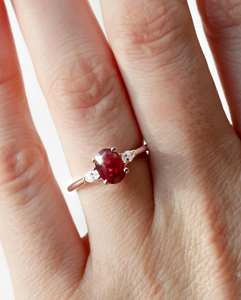 Elegante plata 6x8mm corte ovalado rojo CZ anillo de compromiso de tres piedras con piedras laterales de pera | Joyería nupcial de diamantes - Product Image 3