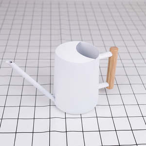 Arrosoir en métal solide pour l'extérieur, idéal pour les amateurs de plantes, offrant une construction durable, un fonctionnement stable et une poignée confortable. - Product Image 5