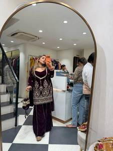 Ensemble haut et palazzo de soirée de mariage de créateur, en velours pur de haute qualité avec broderie de sequins et dupatta en géorgette avec broderie miroir - Product Image 2