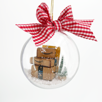 Boule à neige de Noël amusante avec mini boîtes d'amoureux voyageurs, scène de vacances festive, boule de Noël et décorations d'arbre