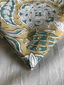 Tissu en coton imprimé à la main à motifs floraux vert moutarde - Product Image 4