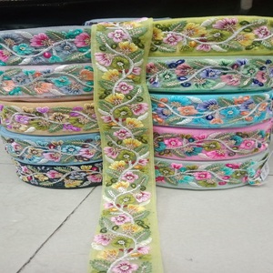 Lacets floraux brodés sur mesure avec broderie florale colorée sur filet rose noir et vert à utiliser comme bordures et garnitures - Product Image 1