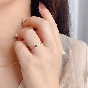 Anillo Moderno Fino Chapado en Oro de 18K, Anillo Unisex de Cadena Cubana, Anillo Apilable, Media Eternidad, Anillo de Bodas, Regalo para Ella y Él - Product Image 4