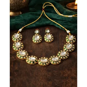 Ensemble de bijoux fins de forme ovale en Meenakari vert pour femmes, plaqué or, ethnique, avec perle, diamant et émeraude, pour les mariages et les cadeaux - Product Image 1