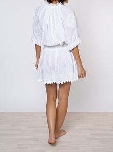 Robe d'été décontractée en mousseline de soie blanche brodée, col en V, taille cintrée, coupe ample, manches courtes, mini-robe - Product Image 4