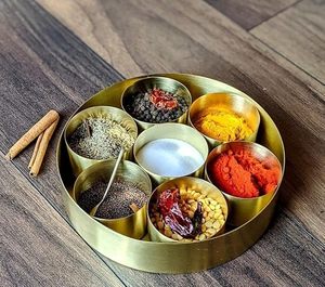 Boîte à épices élégante en métal Masala en laiton avec couvercle pour le stockage des herbes et des épices par HF Crafts - Product Image 1