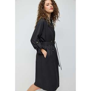 Abrigo Largo Tipo Gabardina con Cinturón Negro - Product Image 4