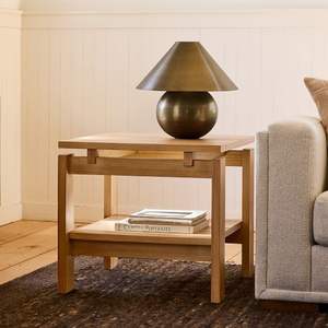 Mesa auxiliar de madera maciza con tonos intensos y acabado elegante, perfecta para interiores de casas indias o tradicionales - Product Image 1