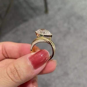 Bague de fiançailles pour femme certifiée IGI avec diamant de laboratoire de 5,00 ct en forme de poire, pierres latérales de 0,50 ct, bande torsadée, clarté D-E-F VVSVS - Product Image 3
