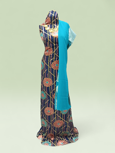 Robe somalienne traditionnelle luxueuse Maqbal Dirac en tissu mou et transparent, brodée de fleurs magenta, avec un châle bleu - Product Image 3