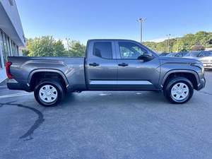 Asequible usado 2025 Toyota Tundra SR doble cabina 4WD con Bluetooth ruedas de acero asientos de tela arranque remoto Bluetooth - Product Image 2