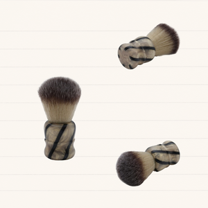 Le blaireau à manche en acrylique adoucit les cheveux et réchauffe la peau pour un rasage facile avec une lubrification efficace - Product Image 1