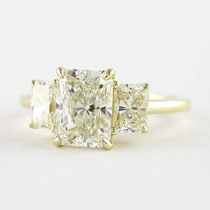 Elegante anillo de bodas de diamante de moissanita de corte radiante de tres piedras Categoría de producto única - Product Image 2