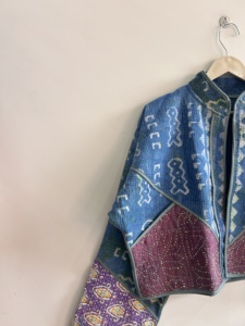 Chaqueta Acolchada Tradicional India Kantha Hecha a Mano, Chaqueta con Estampado de Bloques de Color Índigo - Product Image 3