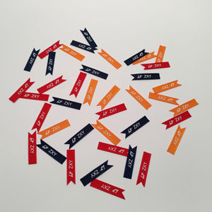 ป้ายผ้าซาตินสำหรับใส่เสื้อผ้าฉลากผ้าสำหรับซักวัสดุรีไซเคิลพิมพ์หน้าจอคุณภาพสูงออกแบบได้ตามต้องการ - Product Image 6