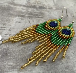 Boucles d'oreilles perlées de qualité supérieure, motif paon, en perles de rocaille, longues, dorées - Product Image 1