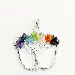 Colgante de Metal con Chips de Piedras Preciosas de Siete Chakras para Curación - Product Image 1