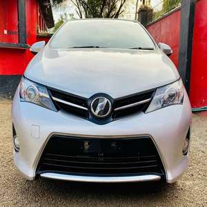 Usado Toyota Auris Precio barato Venta caliente Bastante usado Fresco y limpio Envío rápido disponible para la venta - Product Image 1