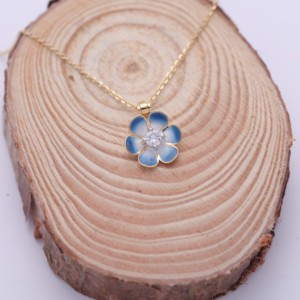 Colgante Floral de Esmalte Azul con Diamante Cultivado en Laboratorio Certificado por IGI en Oro Amarillo/Blanco y Rosa de 14K con Engaste Solitario - Product Image 3