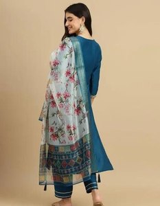 ชุดคุर्ติผ้าเรยอนลายสลับสำหรับผู้หญิง พร้อมกางเกงและผ้าคลุมไหล่ ปักลาย แขนสามส่วน ขายส่งสำหรับธุรกิจ B2B - Product Image 4