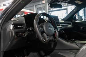 Supra 3.0 Premium 2024, Volant à Gauche, Intérieur en Cuir Foncé, Barre de Toit en Alliage d'Aluminium, SUV - Product Image 4