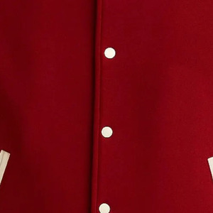 Chaqueta Universitaria Estadounidense, Personalizable con Logotipo, Cuerpo de Lana y Mangas de Cuero en Rojo, con Ribete Acanalado y Cierre de Botones a Presión - Product Image 4