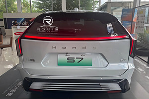SUV électrique blanc de taille moyenne, vue avant, véhicule d'occasion, véhicule utilitaire sport électrique moderne pour les trajets urbains - Product Image 6