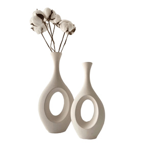 Jarrón de Pie Alto de Metal Carlose con Elegante Detalle de Aluminio Artesanal para un Estilo Interior Contemporáneo y Sofisticado - Product Image 2