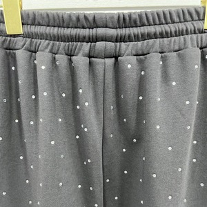 Conjunto de chándal de dos piezas con logotipo personalizado al por mayor, chándal para correr con bolsillo y cremallera decorado con diamantes de imitación para mujer - Product Image 5